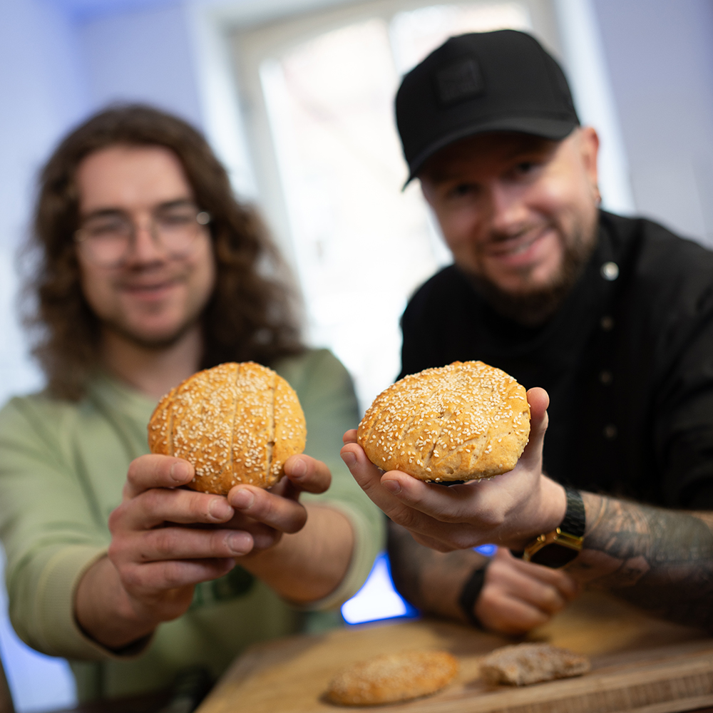 Frank und ein WG-Bewohner zeigen die fertigen Dönerbrote