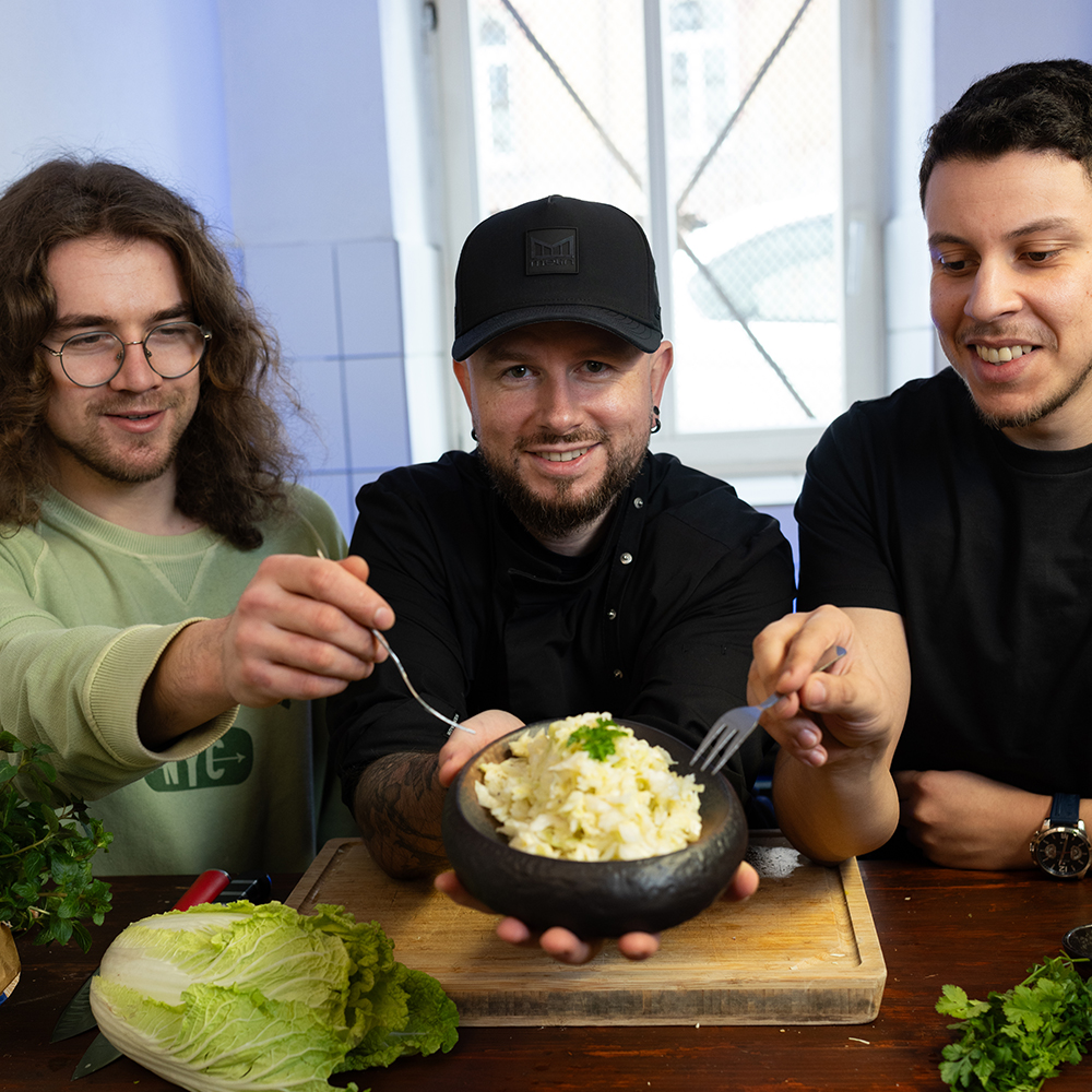 Frank und 2 WG-Bewohner präsentieren stolz den fertigen Krautsalat