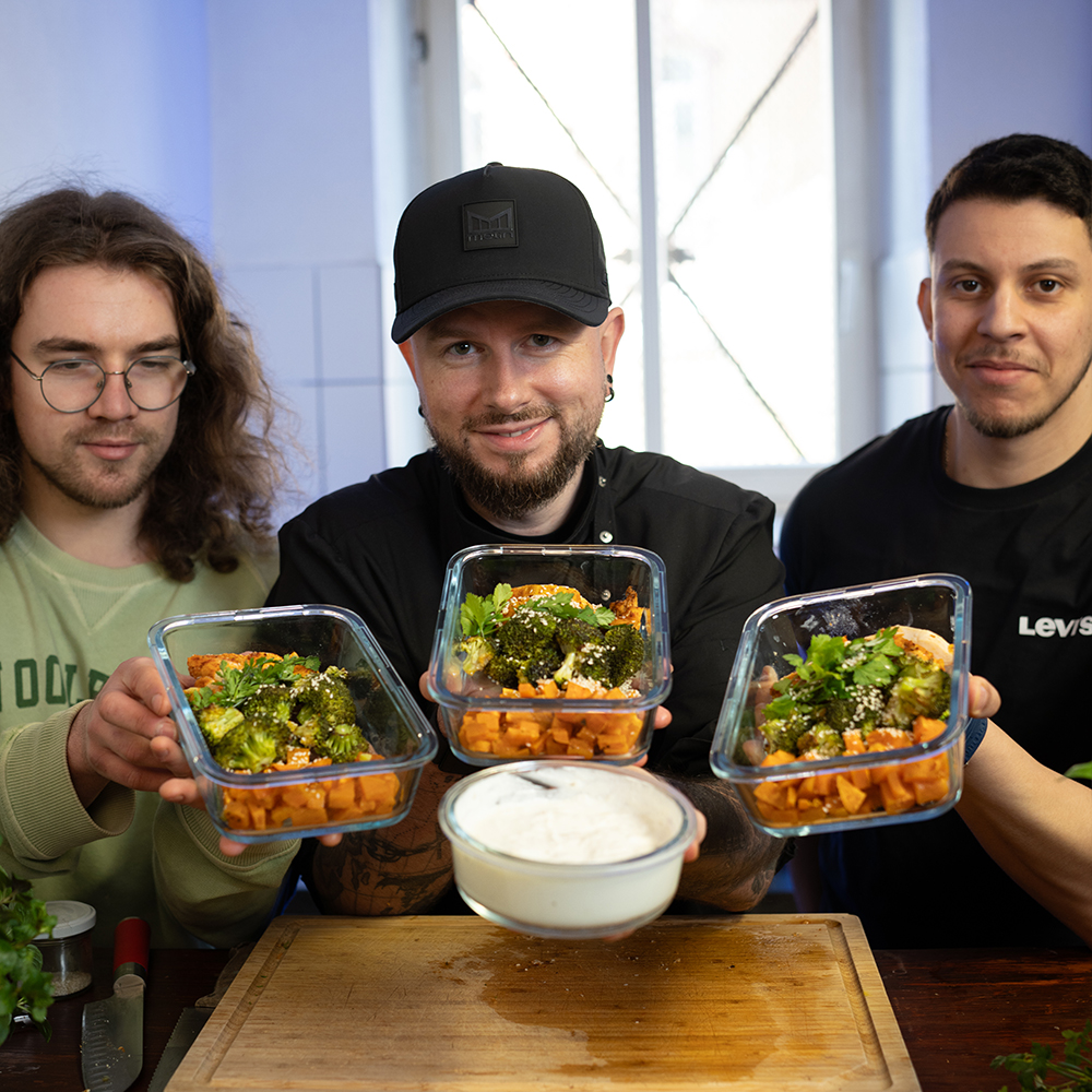 Frank und die Jungs präsentieren das fertige One Blech Banane Hähnchen Kartoffeln