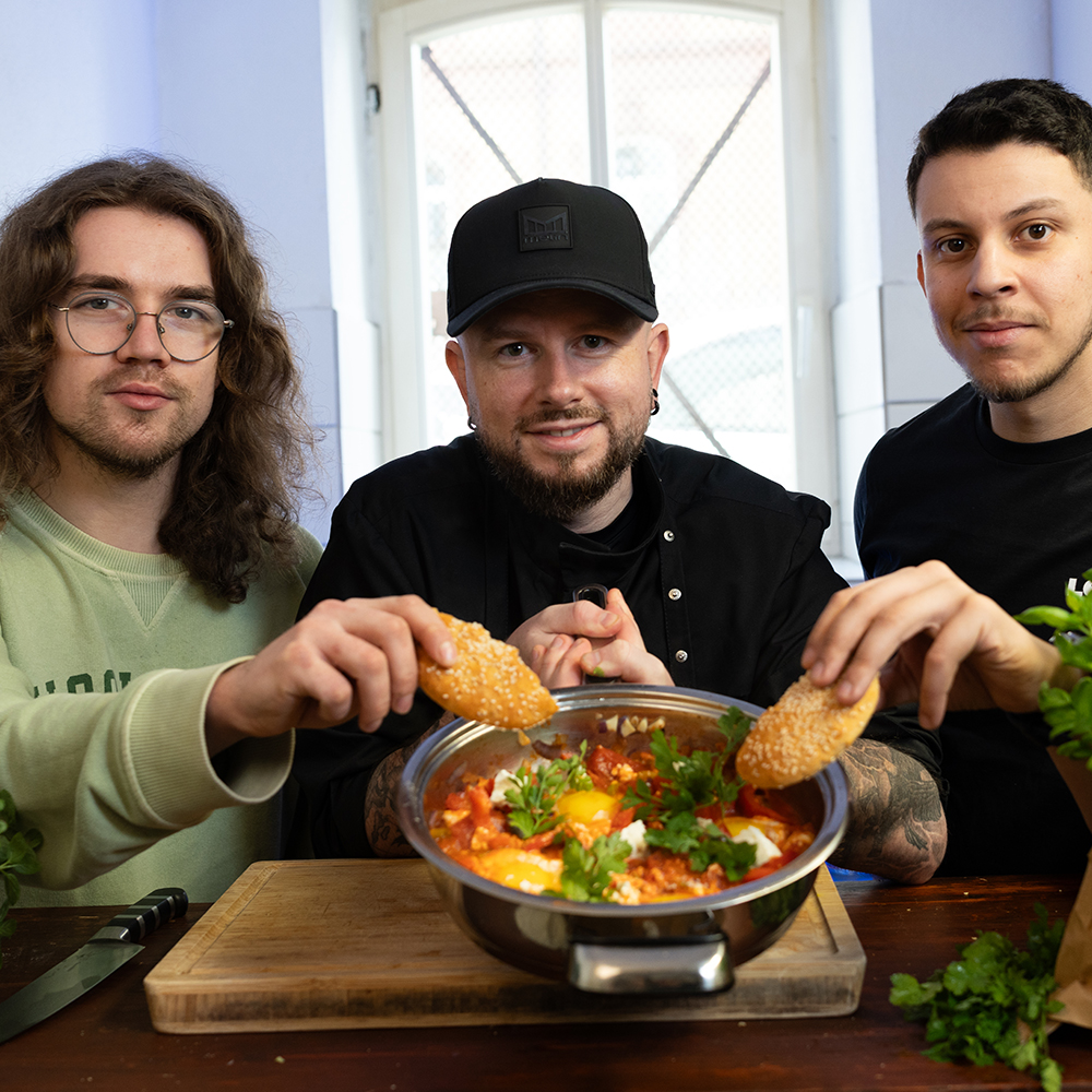 Frank und 2 WG-Bewohner präsentieren das fertige Shakshuka