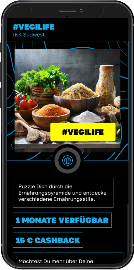Ein Smartphone-Bildschirm zeigt ein Arrangement gesunder Lebensmittel, darunter Getreide, Nudeln, Gemüse und Olivenöl. Der Text hebt "#VEGILIFE" hervor und bietet einen einmonatigen Zugang mit 15€ Cashback für die Erkundung von Ernährungsinformationen.