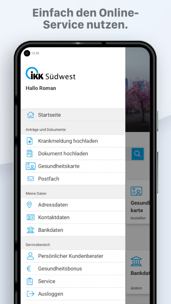 Ein Smartphone-Bildschirm zeigt das Menü der IKK Südwest-App, das Optionen wie das Hochladen von Dokumenten, die Anzeige von Informationen zur Gesundheitskarte, Adressdaten, Kontaktdaten und den Zugang zum Kundenservice bietet. In der Kopfzeile steht: Einfach den Online-Service nutzen.
