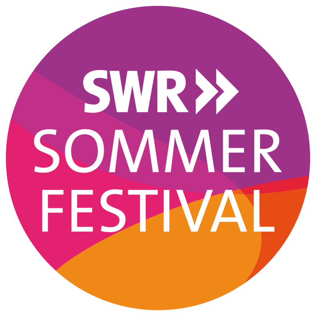 Ein kreisförmiges Logo mit violettem und orangefarbenem Farbverlaufshintergrund zeigt den weißen Text „SWR SOMMER FESTIVAL“ und zwei weiße Pfeile, die nach rechts über das Wort „SOMMER“ zeigen.