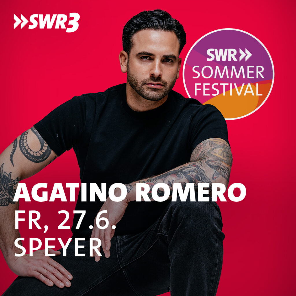 Ein Mann mit dunklen Haaren und Tattoos sitzt vor einem leuchtend roten Hintergrund. Text: SWR3 SOMMER FESTIVAL. Agatino Romero. Fr., 27.6. Speyer. Das SWR3-Logo erscheint oben links.