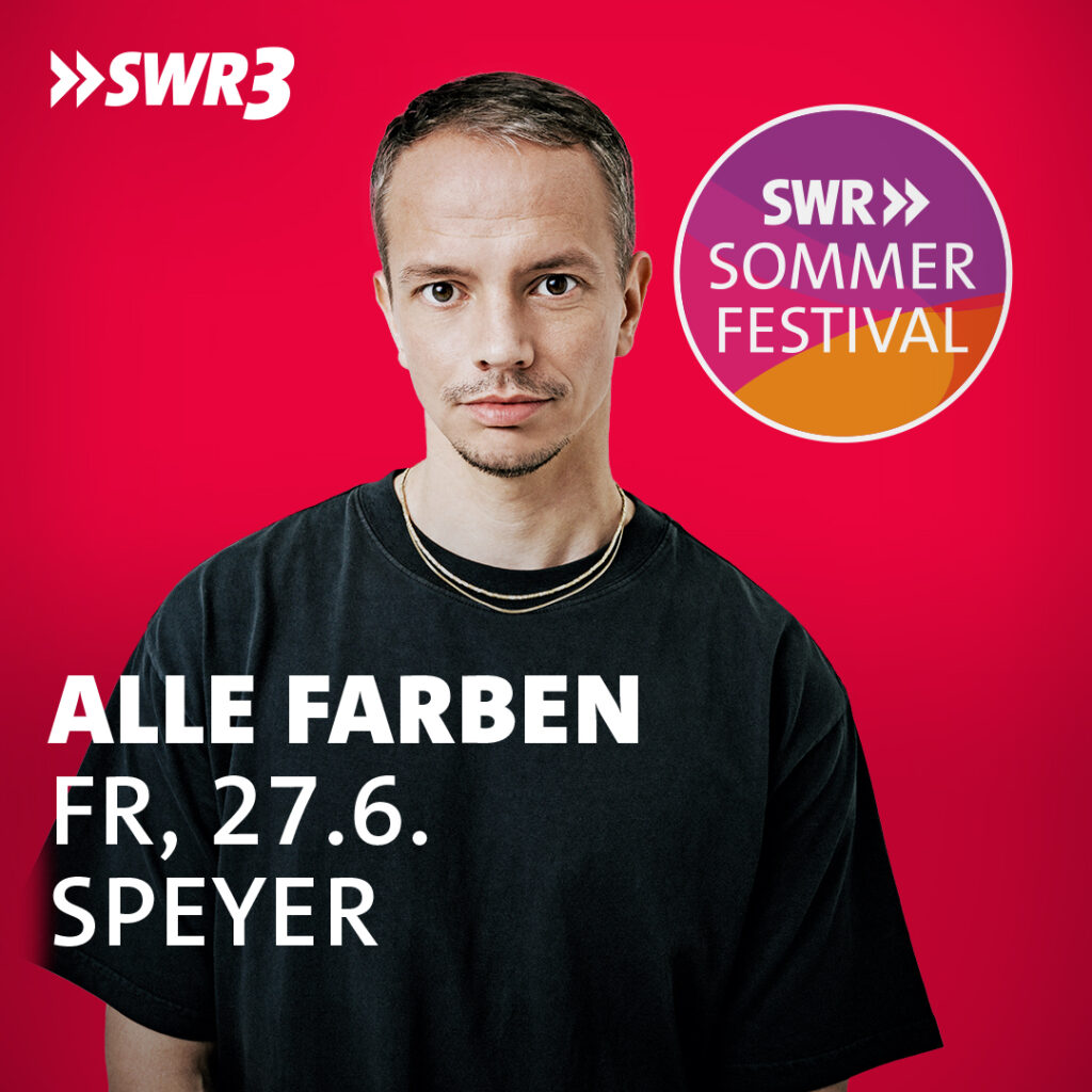 Ein Mann steht vor einem roten Hintergrund mit dem SWR3-Logo und dem SWR3 Sommerfestival-Abzeichen. Text: ALLE FARBEN FR, 27.6. SPEYER.