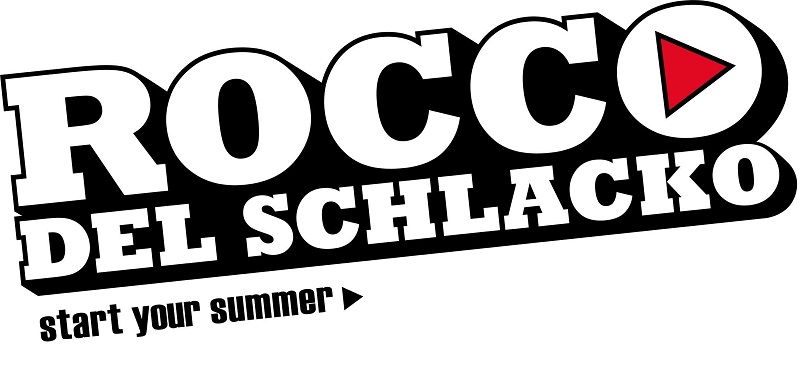 Logo für Rocco del Schlacko mit fettem schwarzweißem Text, einer roten Wiedergabetaste im Buchstaben O und dem Slogan „Starten Sie Ihren Sommer“ mit einem kleinen Pfeil darunter.