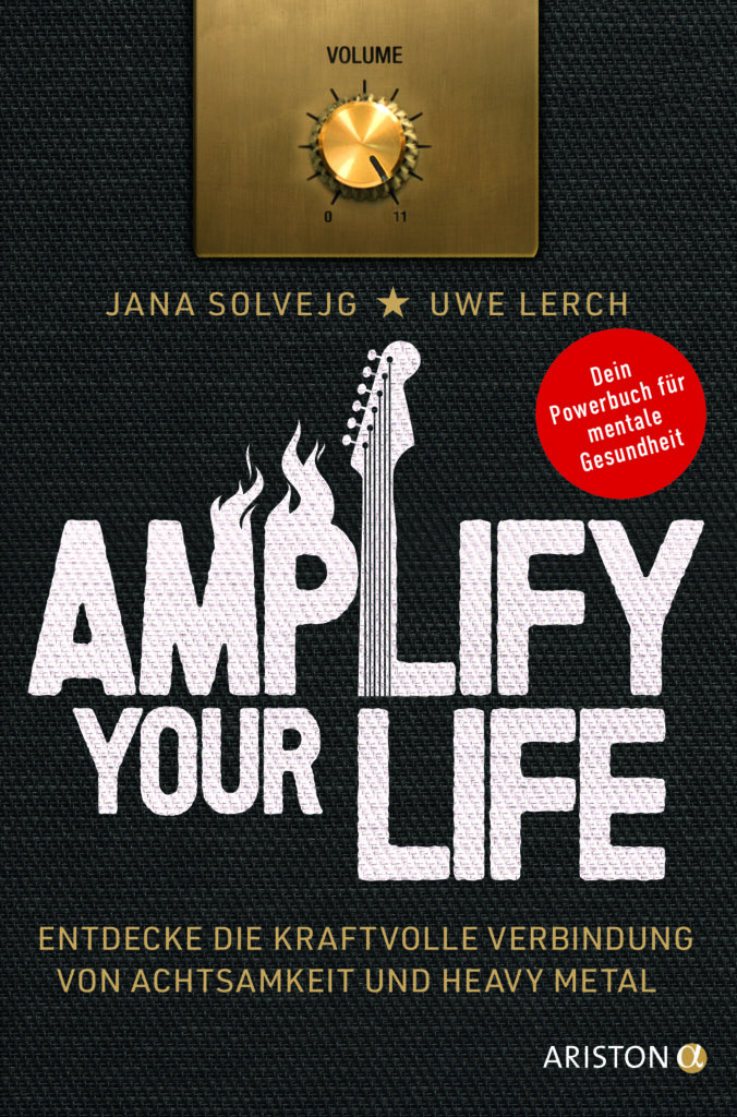 Buchumschlag für Amplify Your Life von Jana Solvejg und Uwe Lerch. Der Titel zeigt das Design eines Gitarrenhalses, einen goldenen Lautstärkeregler und ein rotes Abzeichen mit der Aufschrift: Dein Powerbuch für mentale Gesundheit.